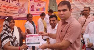कौशांबी में डीएम डॉ. अमित पाल की ग्राम चौपाल, छूटे पात्रों को योजनाओं का लाभ दिलाने के दिए निर्देश