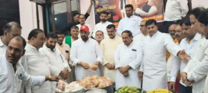 सपा प्रमुख अखिलेश यादव के जन्मदिन पर विधायक पंकज मलिक ने की सेवा, कुष्ट आश्रम की ₹1 लाख की मदद