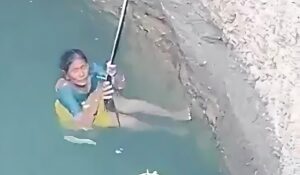 ऑनलाइन जुए की लत ने छात्र को बनाया लुटेरा, महिला को कुएं में धक्का देकर मारने की कोशिश
