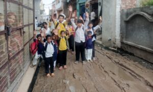 पहली बारिश में खुली विकास कार्यों की पोल, चोरावाला गांव जलभराव और कीचड़ से बेहाल