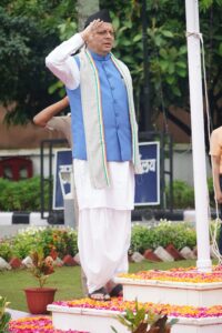मुख्यमंत्री आवास में सीएम धामी ने फहराया तिरंगा, राष्ट्रीय एकता की दिलाई शपथ