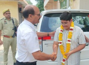 होनहार छात्र कामरान अहमद का जिलाधिकारी उमेश मिश्रा ने किया सम्मान, उज्ज्वल भविष्य के लिए किया प्रोत्साहित