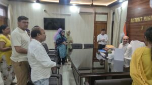 भूख हड़ताल के सातवें दिन डॉ. मोनिका सिंह के प्रतिनिधिमंडल ने जिलाधिकारी से की वार्ता, निष्पक्ष जांच की मांग