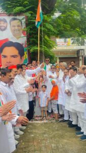 सपा जिलाध्यक्ष जिया चौधरी ने किया ध्वजारोहण, हरेंद्र मलिक और कादिर राणा समेत वरिष्ठ नेता रहे मौजूद