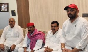 सपा प्रदेश अध्यक्ष श्याम लाल पाल पहुंचे सांसद हरेंद्र मलिक के आवास, आगामी चुनावों पर की चर्चा