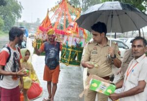 चरथावल पुलिस ने निभाई ‘खाकी और धर्म’ की अनूठी मिसाल, कांवड़ियों को बांटा फलाहार और जल