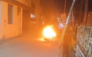 पुलिसकर्मी की सतर्कता से टला बड़ा हादसा, चलती स्कूटी में लगी भीषण आग
