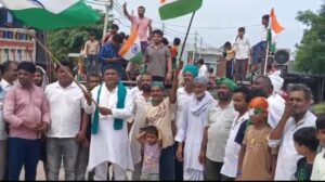 चौकड़ा गांव में किसान तिरंगा ट्रैक्टर यात्रा का भव्य आयोजन, उमड़ा जनसैलाब, देशभक्ति गीतों पर झूमे किसान