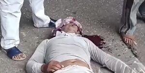 अर्टिगा कार और ई-रिक्शा की आमने-सामने भिड़ंत, चालक गंभीर घायल, पुलिस जाँच में जुटी।