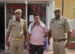 चर्चित ‘टॉर्चर फैक्ट्री’ प्रकरण में पूर्व ग्राम प्रधान विपिन को पुलिस ने दबोचा, मजदूरों को बंधक बनाकर करते थे प्रताड़ित  मुजफ्फरनगर जनपद के तितावी थाना क्षेत्र के गांव मांडी में मजदूरों को कथित रूप से बंधक बनाकर काम कराने और प्रताड़ित करने के चर्चित ‘टॉर्चर फैक्ट्री’ प्रकरण में पुलिस ने एक और वांछित आरोपी को गिरफ्तार किया है। तितावी पुलिस ने मांडी गांव के पूर्व ग्राम प्रधान विपिन पुत्र राजवीर को गिरफ्तार किया है। पुलिस के मुताबिक, विपिन इस मामले के मुख्य आरोपी बताए जा रहे अंकित बालियान का चाचा है।  यह मामला उस समय सामने आया था, जब मांडी गांव के बाहरी क्षेत्र में संचालित दोना-पत्तल फैक्ट्री में मजदूरों को कथित तौर पर बंधक बनाकर काम कराने और विरोध करने पर उनके साथ अमानवीय व्यवहार किए जाने के आरोप लगे थे। मामला सामने आने के बाद पुलिस ने गंभीर धाराओं में मुकदमा दर्ज कर जांच शुरू की थी।  पुलिस के अनुसार, 19 अगस्त को दोपहर करीब 12:42 बजे आरोपी विपिन को मुकंदपुर झाल से करवाड़ा जाने वाले मार्ग पर हैदरनगर जंगल की पुलिया के पास से गिरफ्तार किया गया। गिरफ्तारी के बाद पुलिस ने आरोपी को न्यायालय में पेश किया, जहां से उसे जेल भेज दिया गया।  मामले में भारतीय न्याय संहिता की विभिन्न धाराओं के साथ बाल श्रम अधिनियम 1986, बंधुआ मजदूरी उन्मूलन अधिनियम 1976 और किशोर न्याय अधिनियम की धाराएं भी लगाई गई हैं। पुलिस का कहना है कि प्रकरण की जांच जारी है और अन्य वांछित आरोपियों की तलाश की जा रही है।  कार्रवाई करने वाली पुलिस टीम में थानाध्यक्ष जयवीर सिंह, उपनिरीक्षक नवनीत यादव, कांस्टेबल दीपक कुमार, कांस्टेबल अर्जुन सिंह और महिला कांस्टेबल मेघा चौधरी शामिल रहे।