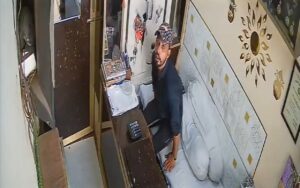 खतौली में ज्वेलर्स की दुकान में दिनदहाड़े चोरी, आरोपी साहिल उर्फ भूरा पुलिस हिरासत में