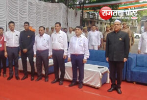 कलेक्ट्रेट परिसर में डीएम उमेश मिश्रा ने फहराया तिरंगा, स्वतंत्रता सेनानियों के परिजनों को किया सम्मानित