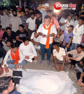 बिजली पोल लगाते समय बड़ा हादसा, करंट लगने से मजदूर की मौत के बाद जाम