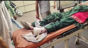 हरिद्वार से लौट रहे मेरठ के परिवार की बाइक को हाइड्रा ने मारी टक्कर, महिला गंभीर